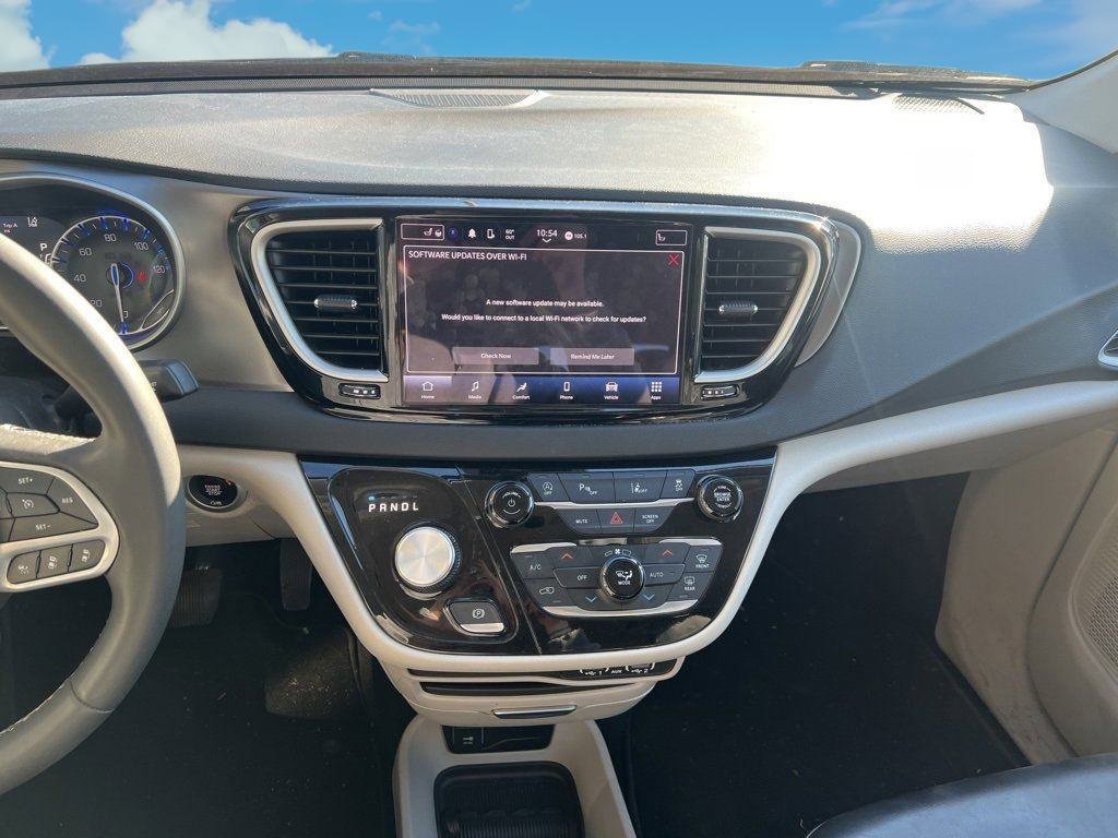 Used 2023 Chrysler Pacifica Touring-L image 16
