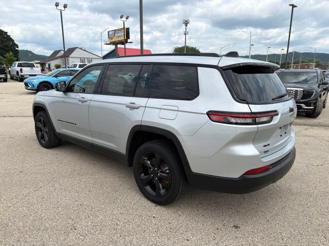 Used 2023 Jeep Grand Cherokee L Laredo AWD/4WD image 3