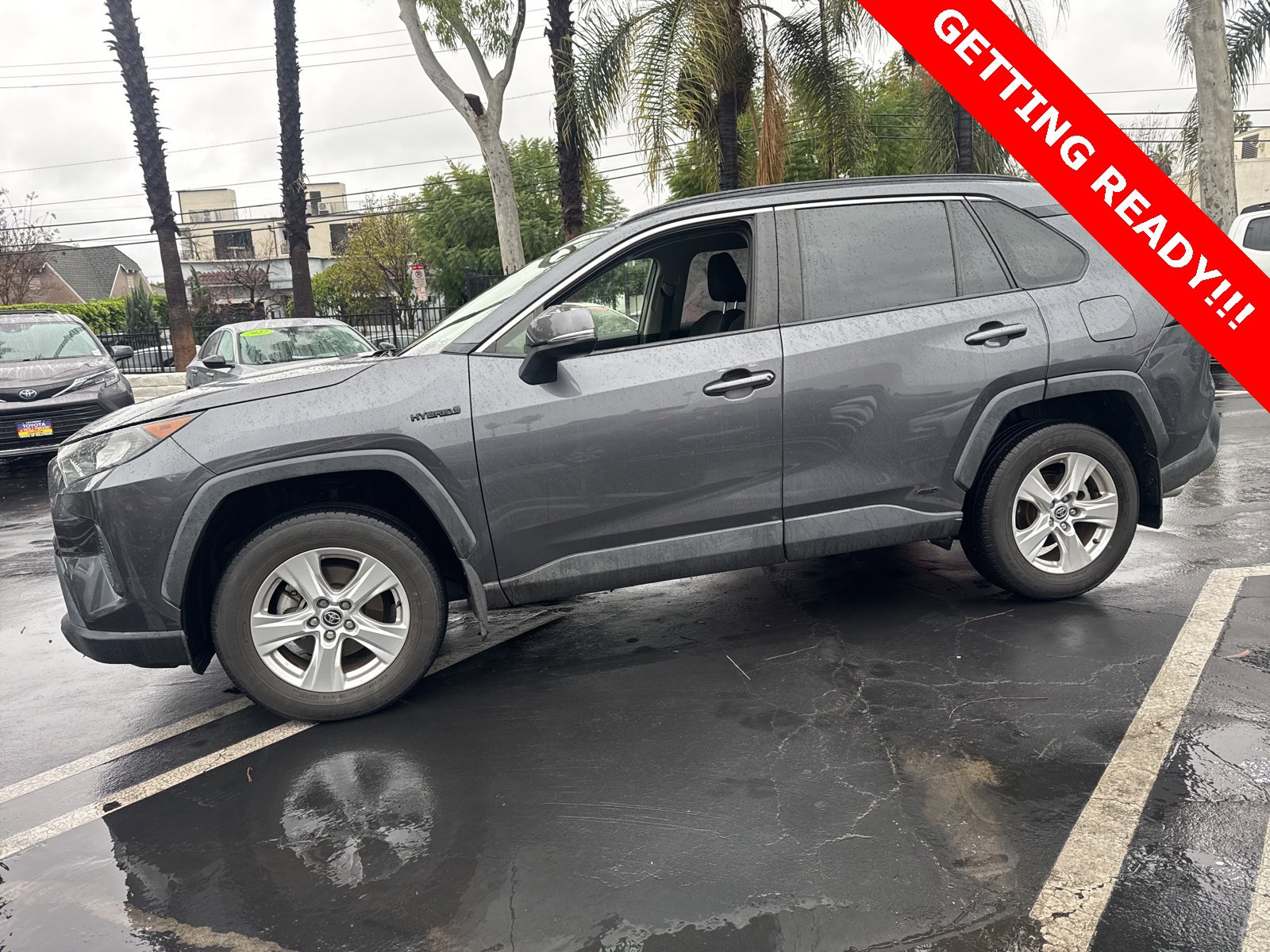 Used 2020 Toyota RAV4 LE image 3