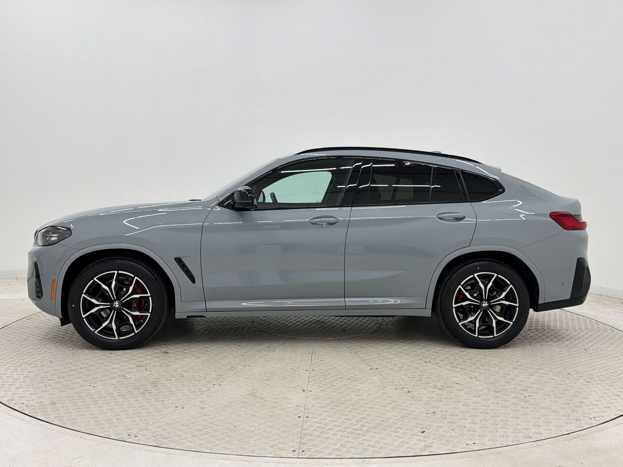 Certified 2023 BMW X4 M40i w/ Premium Package image 2