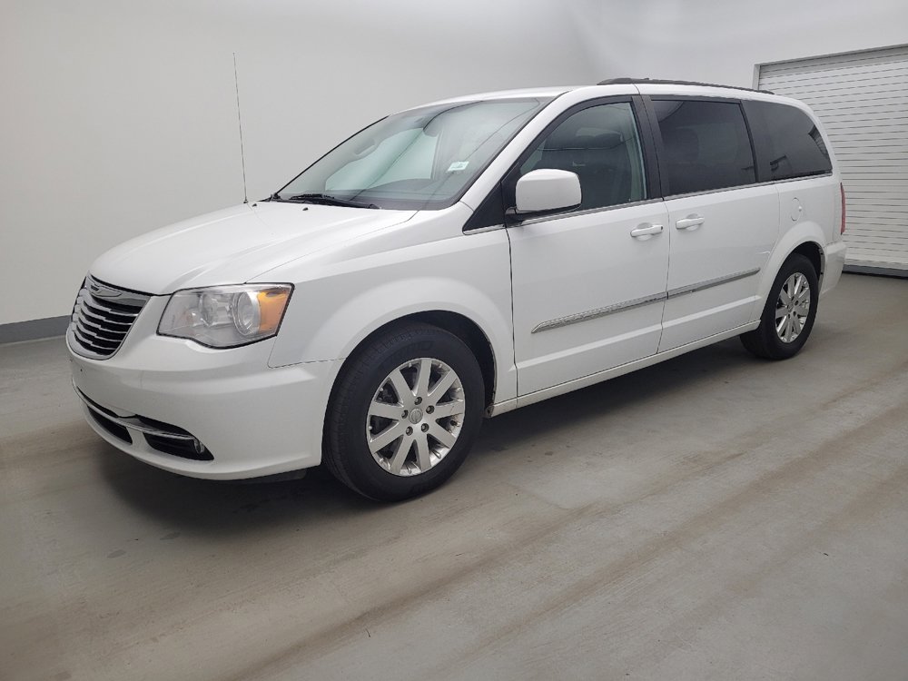 Used 2016 Chrysler Town & Country Touring FWD image 2