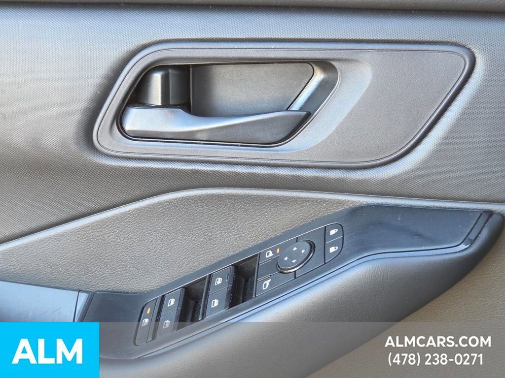 Used 2024 Nissan Rogue S image 29