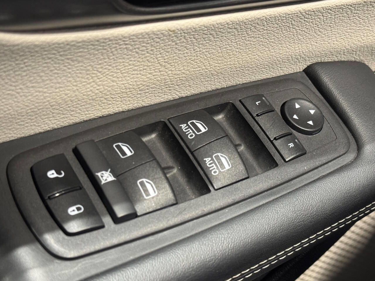 Used 2024 Chrysler Pacifica Touring-L FWD image 30