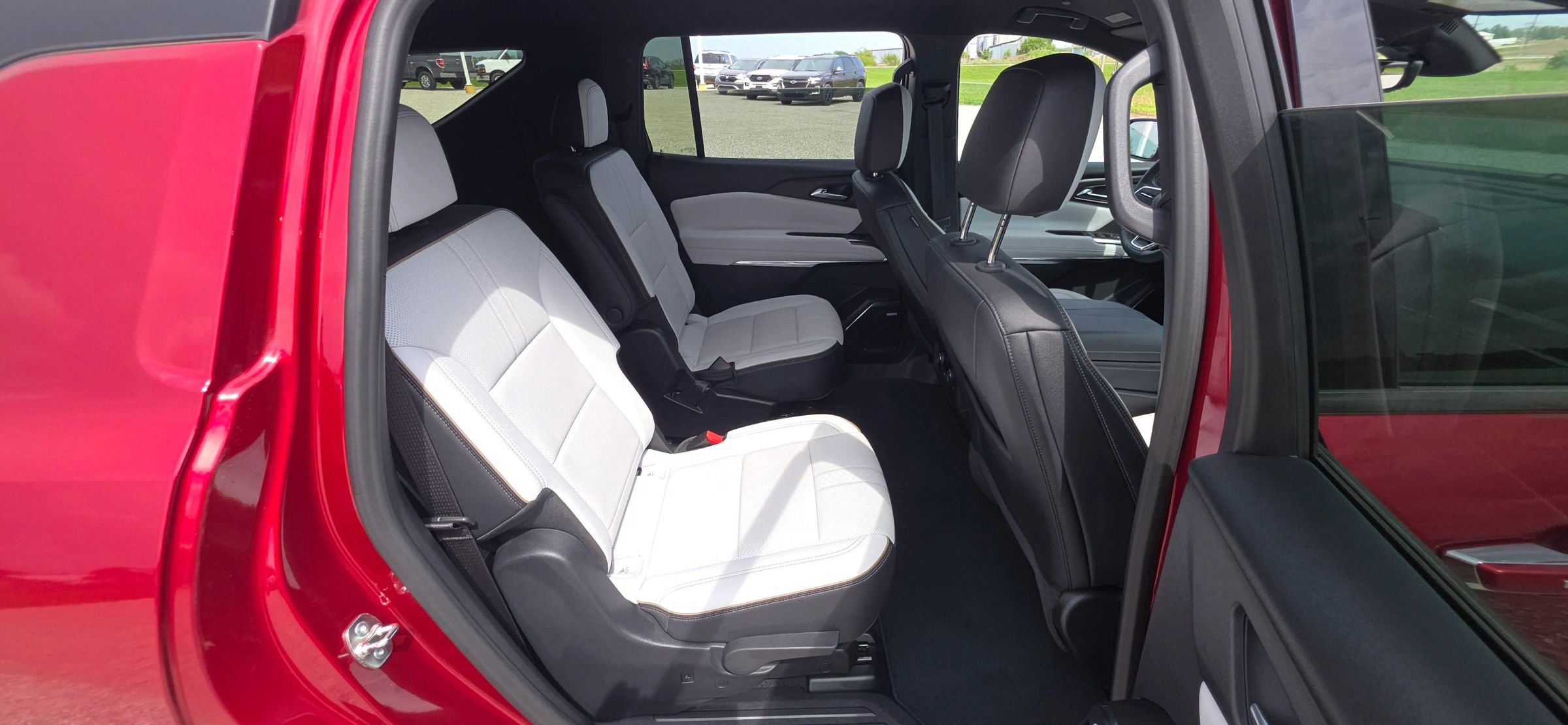 Used 2024 Chevrolet Traverse RS FWD image 11
