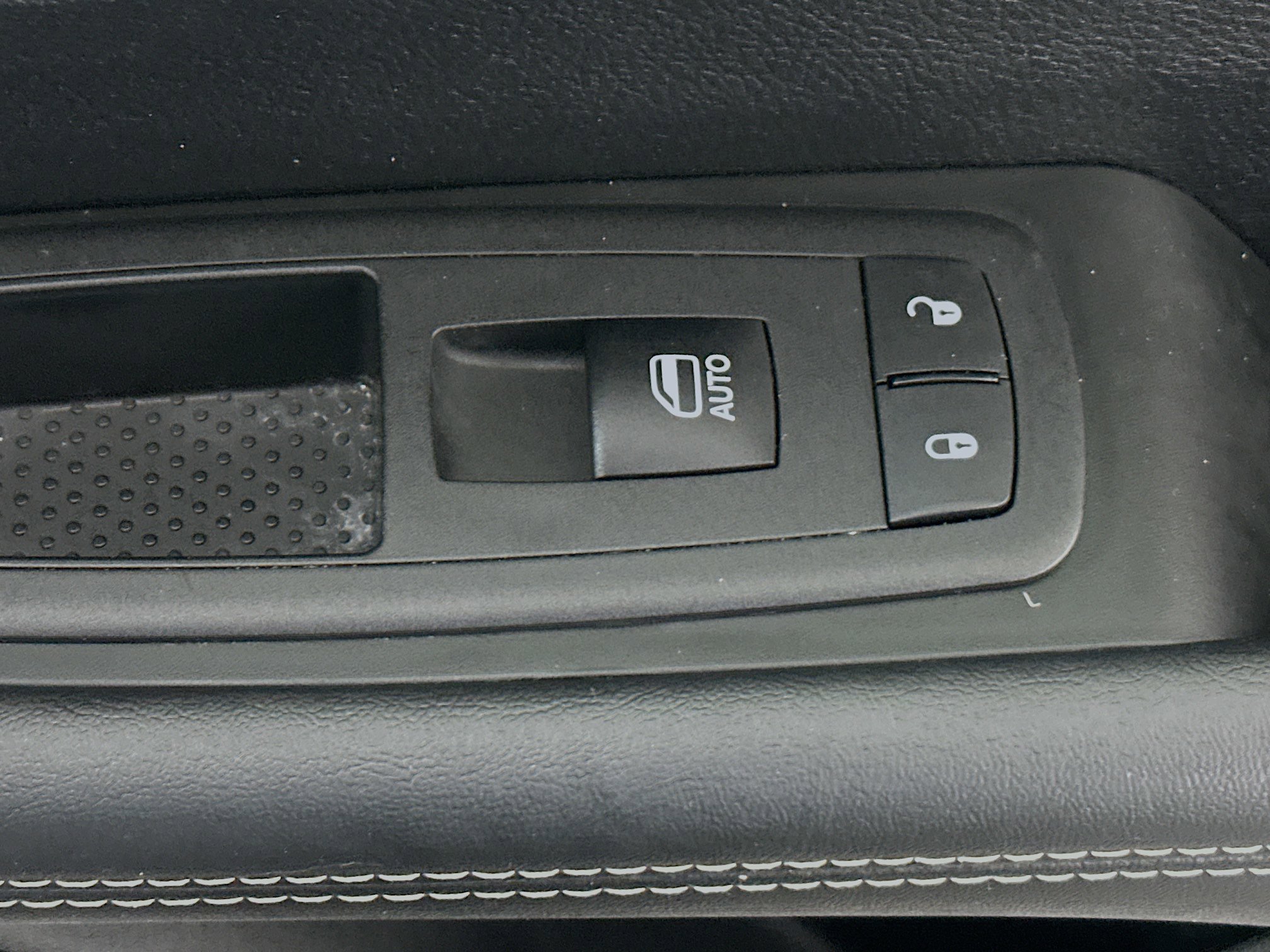 Used 2025 Chrysler Pacifica Select image 29