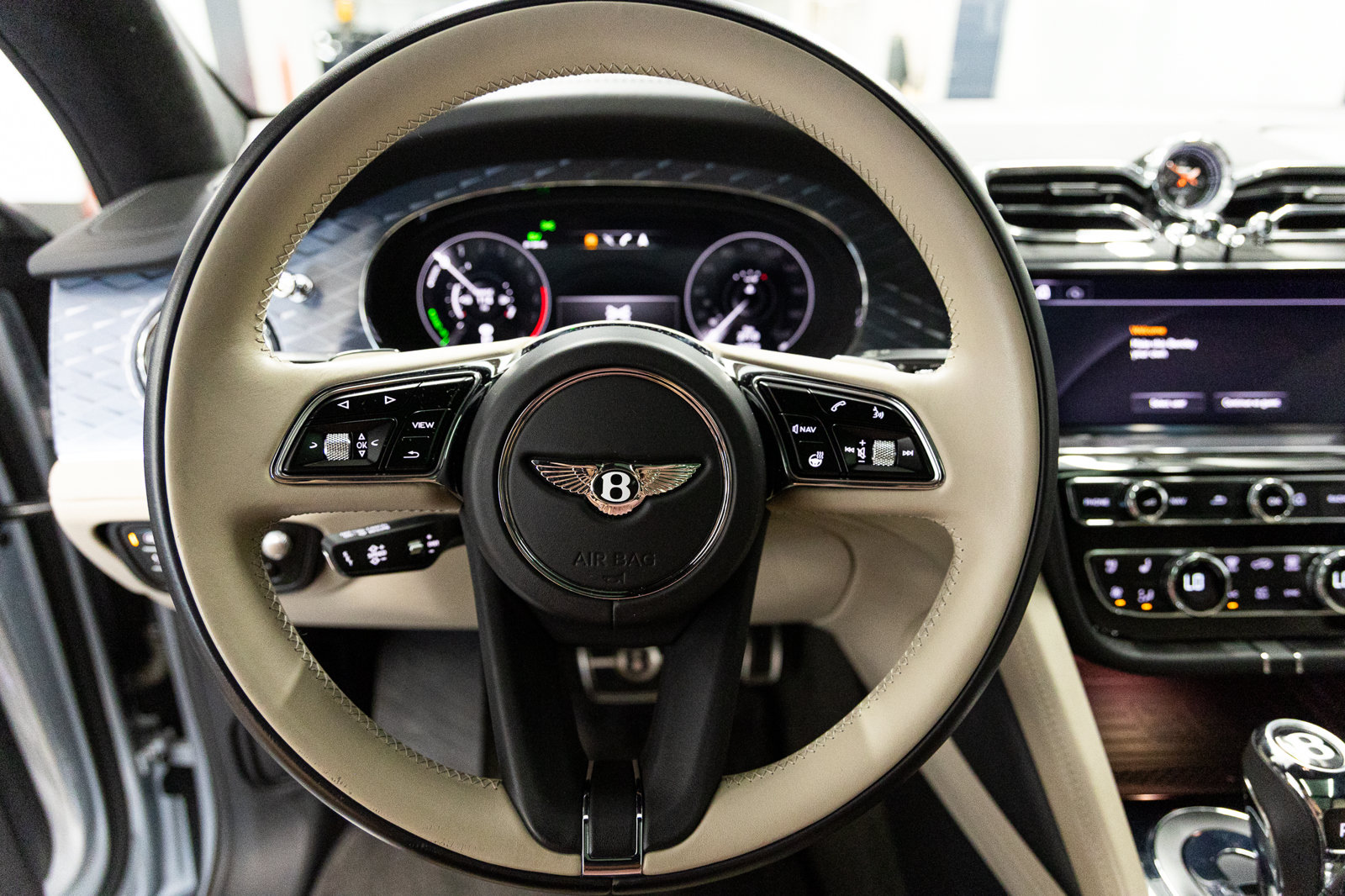 Certified 2023 Bentley Bentayga Plug-In Hybrid AWD/4WD image 38