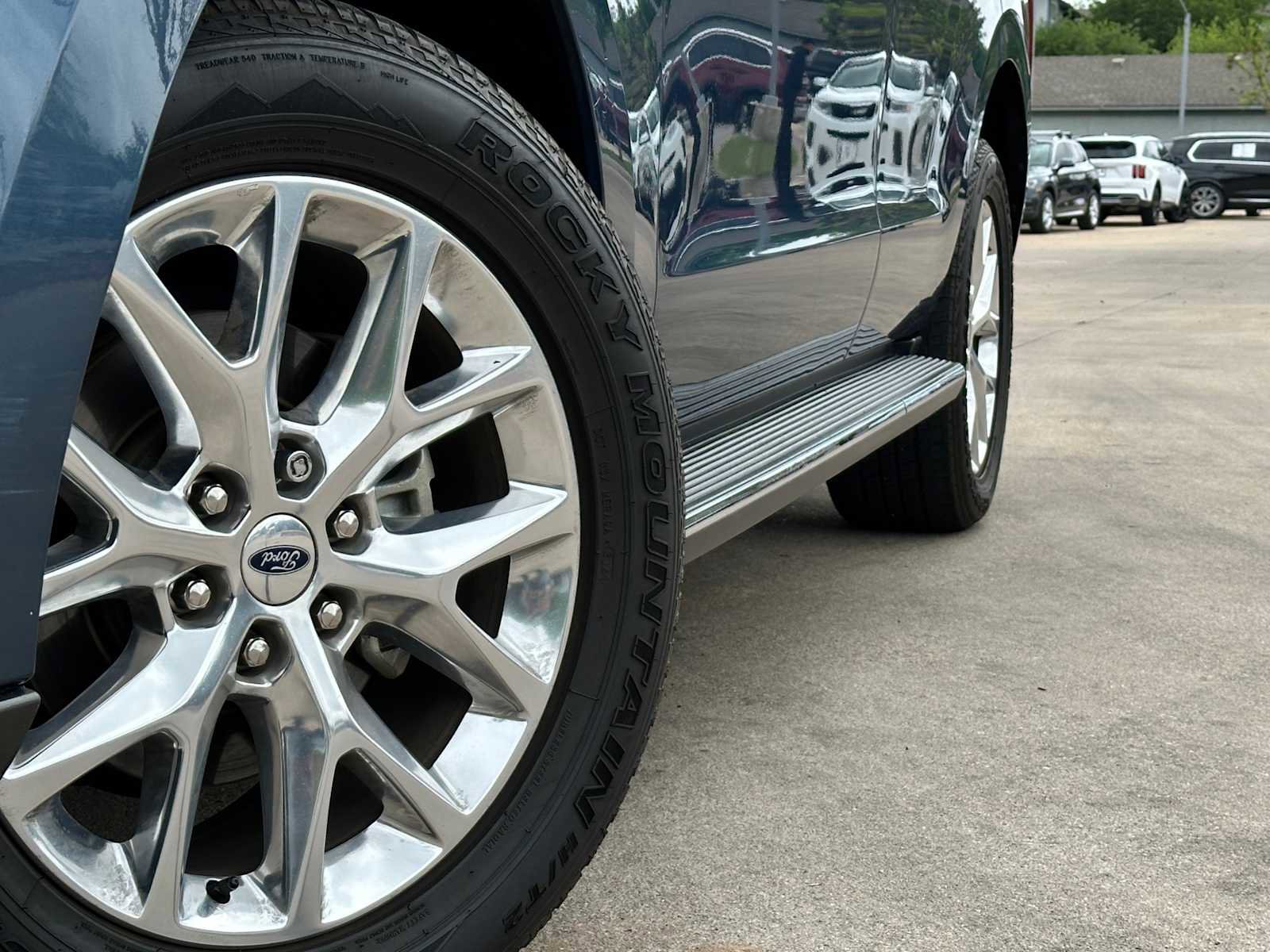 Used 2020 Ford Expedition XLT w/ Equipment Group 202A RWD image 2