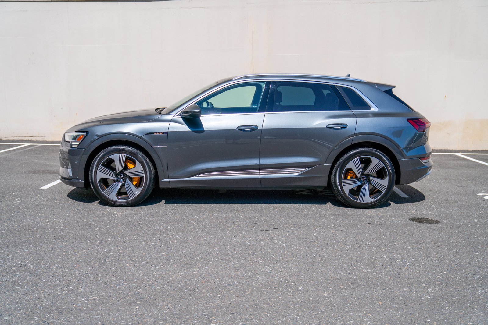 Used 2019 Audi e-tron Prestige w/ Prestige Package AWD/4WD image 2