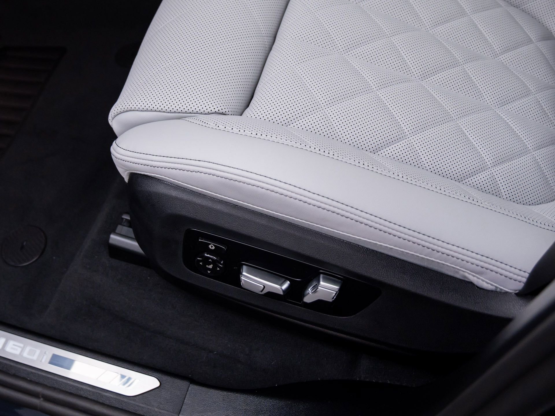 New 2026 BMW X5 M60i w/ Executive Package image 15
