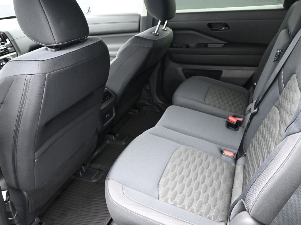 Used 2025 Nissan Pathfinder SV image 12