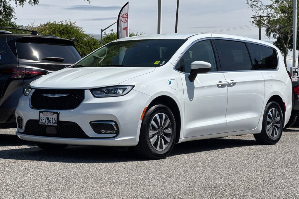 Used 2023 Chrysler Pacifica Touring-L image 7