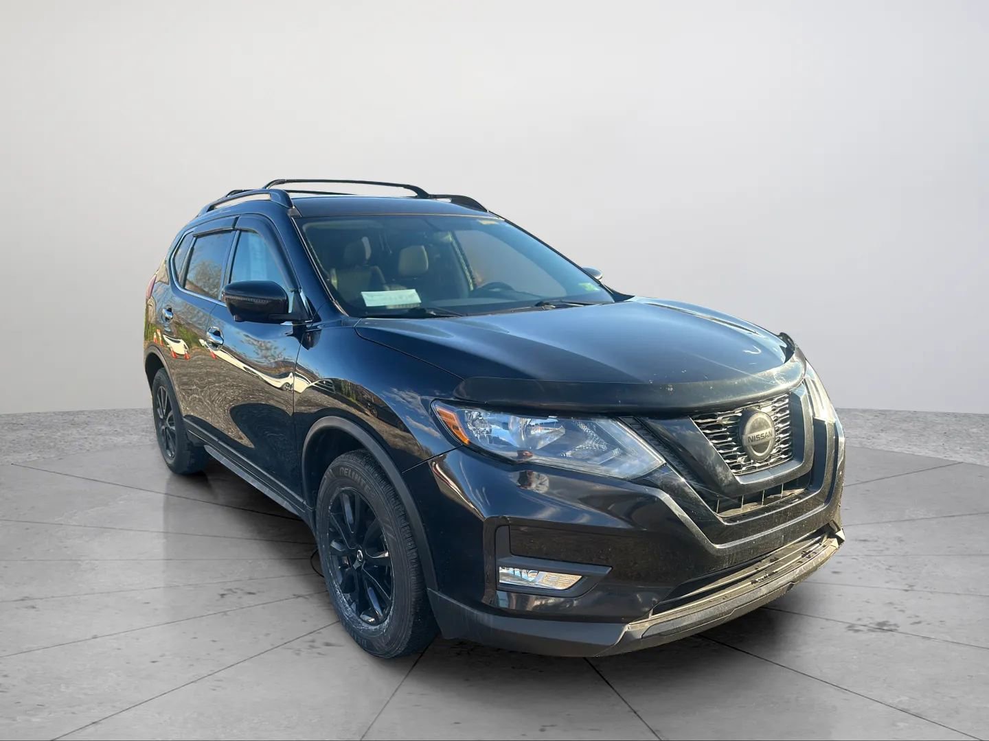 Used 2018 Nissan Rogue SV w/ Premium Package image 3
