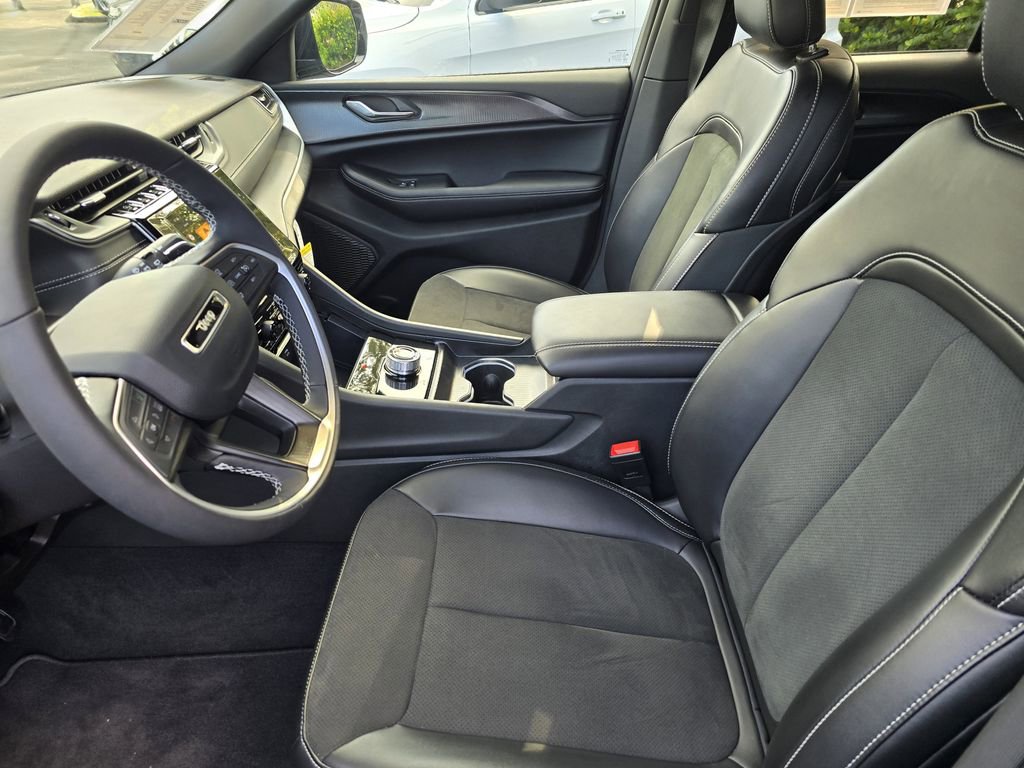 Used 2025 Jeep Grand Cherokee Altitude image 17