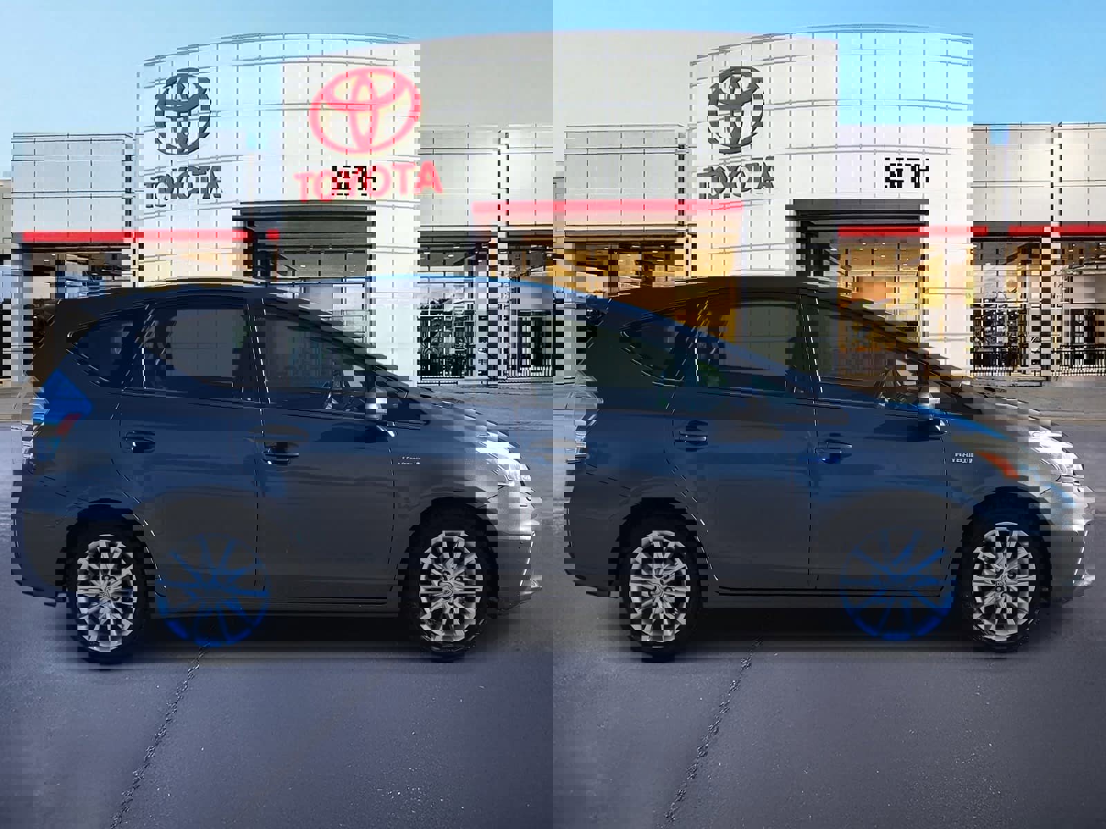 Used 2014 Toyota Prius V Five image 4