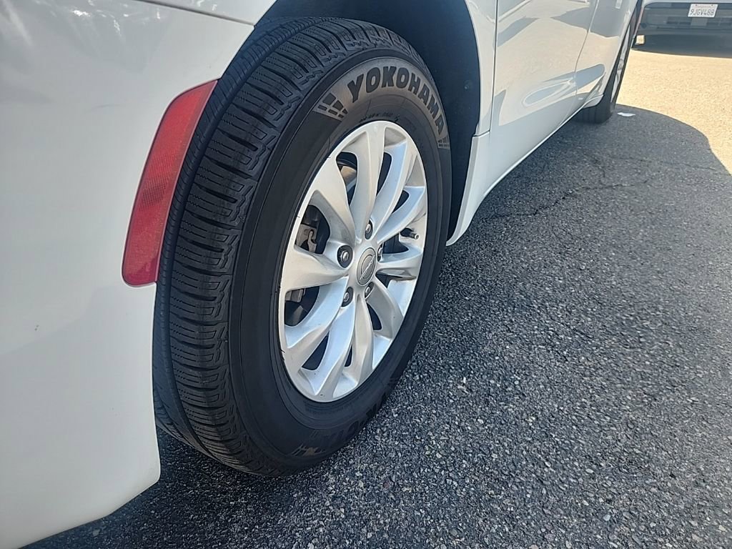 Used 2017 Chrysler Pacifica Touring w/ Tire & Wheel Group image 14