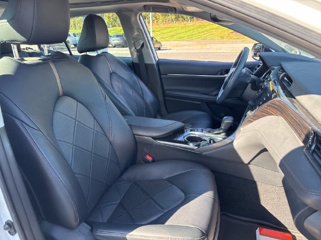 Used 2019 Toyota Camry XLE w/ Navigation Package FWD image 13