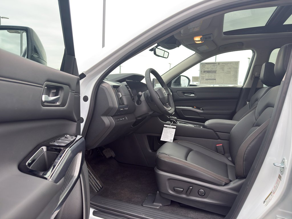 New 2026 Nissan Pathfinder SL image 11