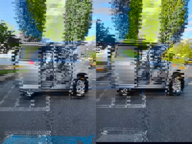 Used 2014 Toyota Sienna XLE image 24