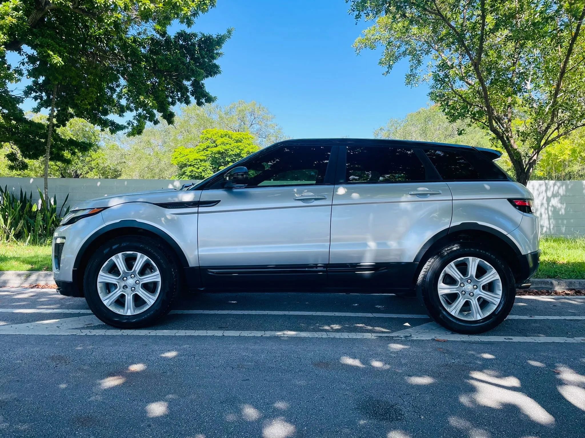 Used 2016 Land Rover Range Rover Evoque SE Premium image 2