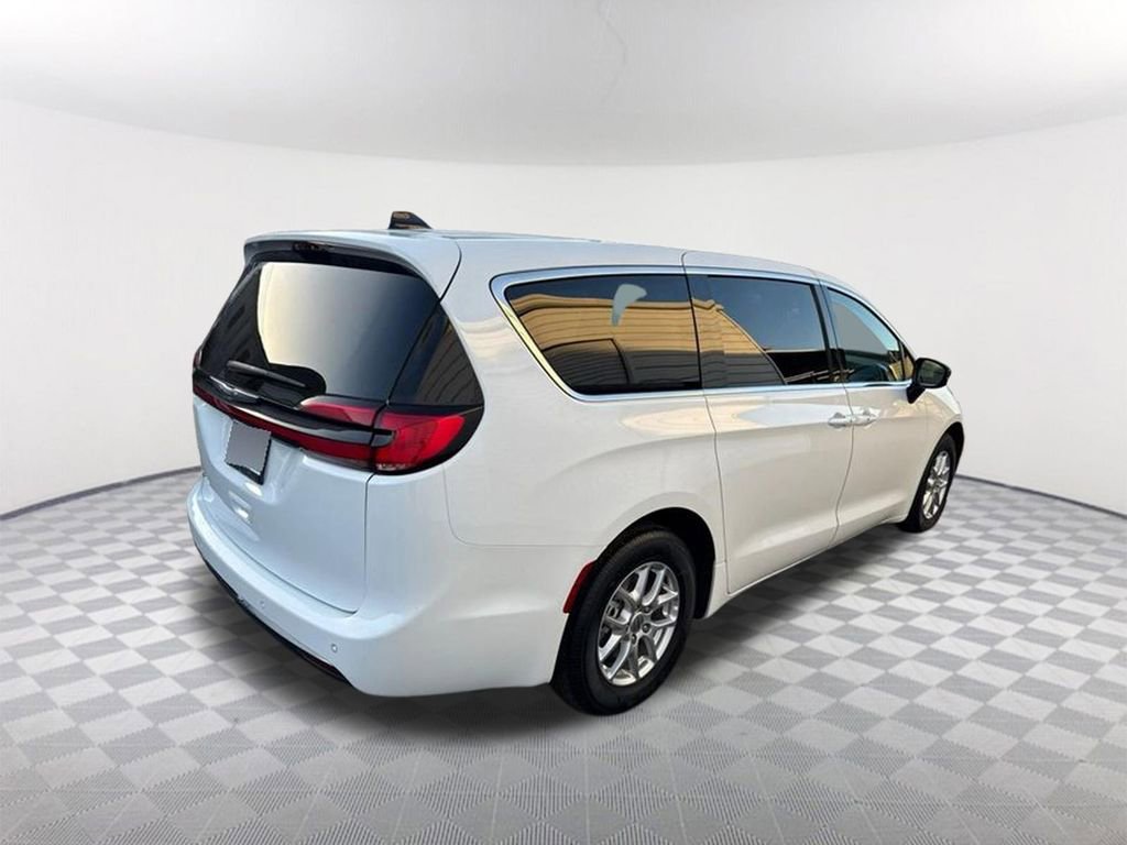 Used 2024 Chrysler Pacifica Touring-L image 5