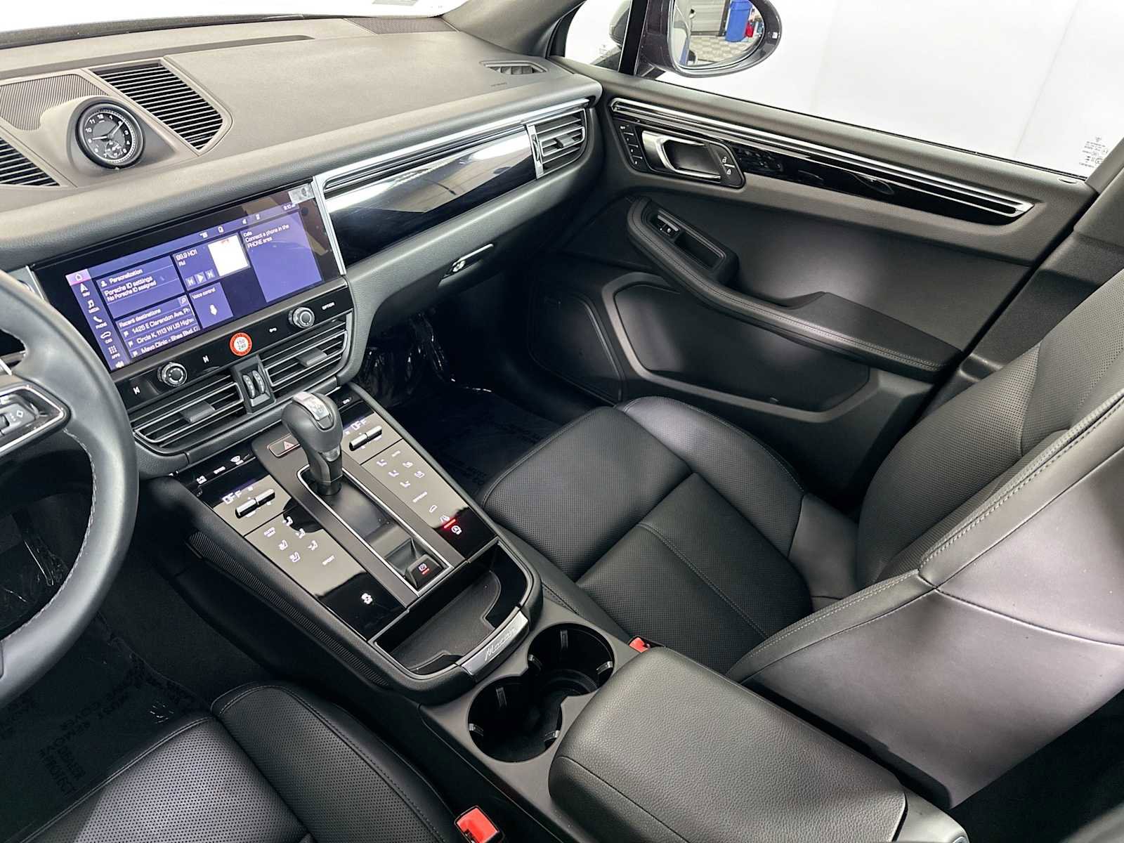 Certified 2025 Porsche Macan image 24