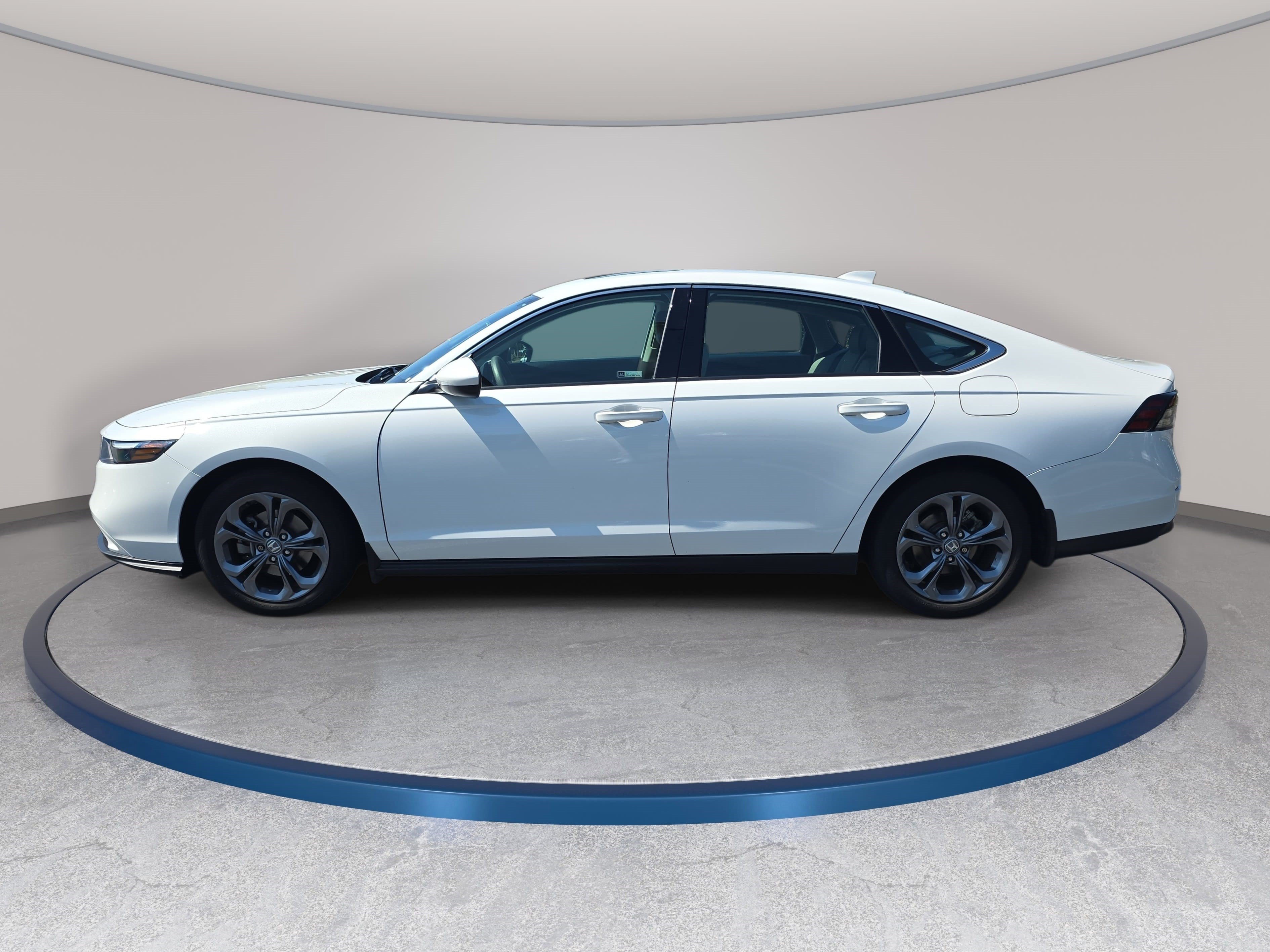 Used 2023 Honda Accord EX image 8
