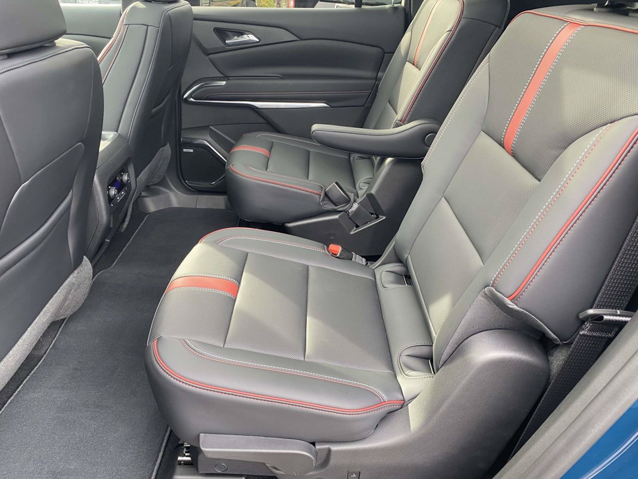 New 2027 Chevrolet Traverse RS FWD image 10