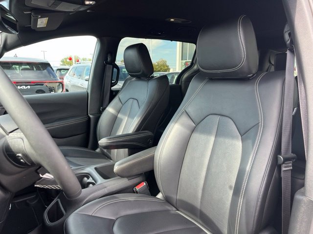 Used 2026 Chrysler Pacifica Select FWD image 18