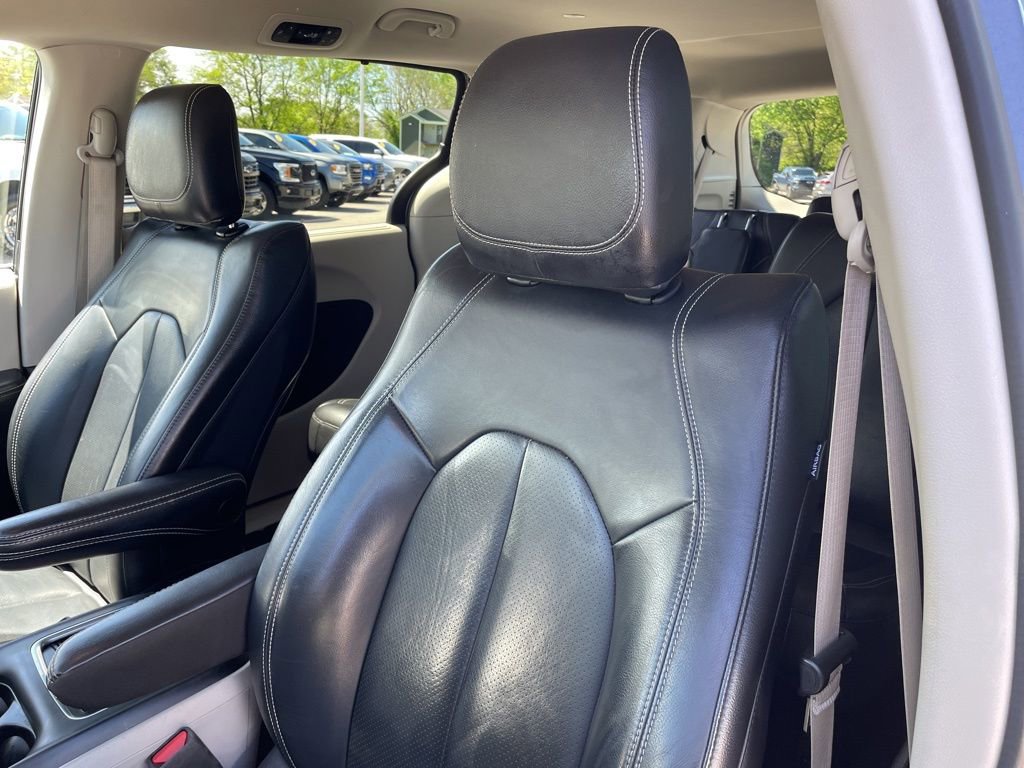 Used 2022 Chrysler Pacifica Touring-L FWD image 7