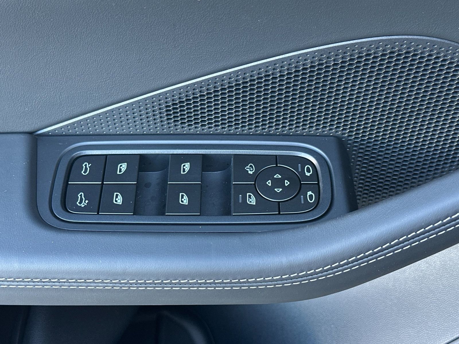 New 2025 Porsche Macan Turbo Electric image 13