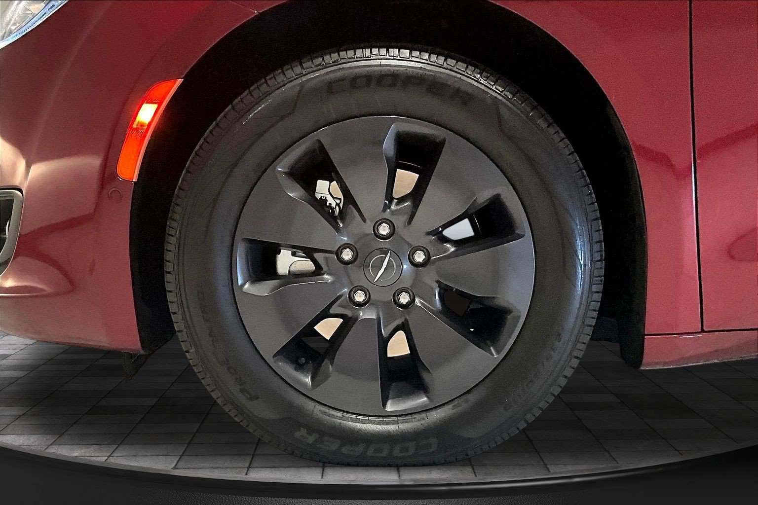Used 2020 Chrysler Pacifica Limited w/ Advanced Safetytec Group FWD image 35