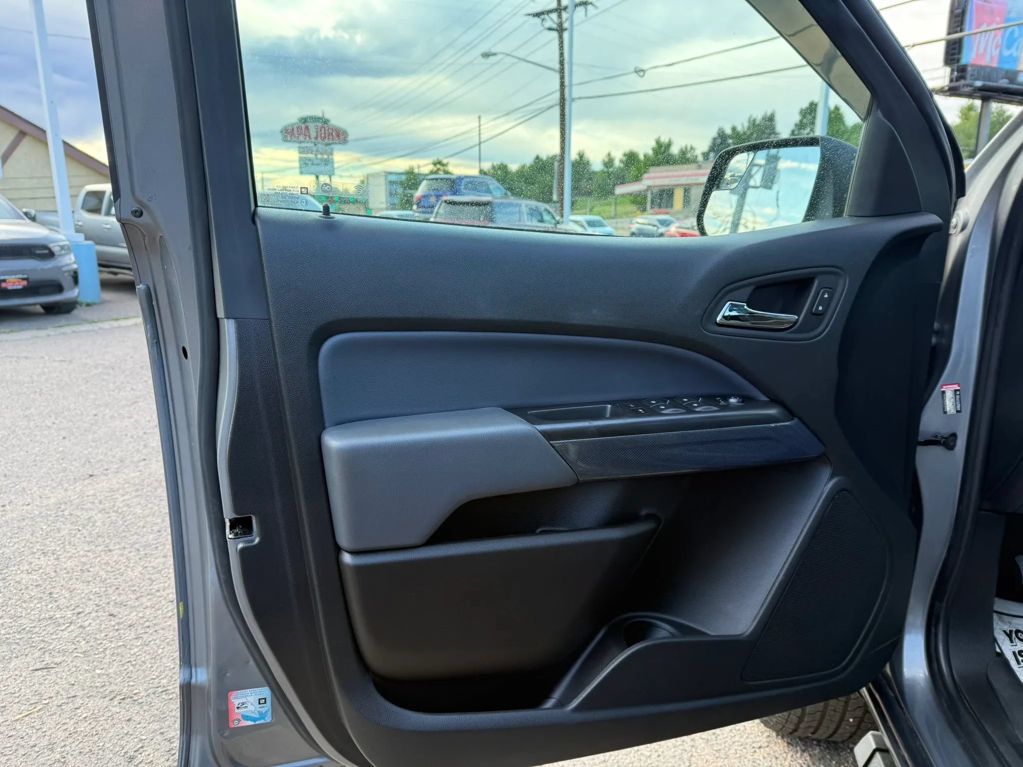 Used 2022 Chevrolet Colorado Z71 w/ Safety Package AWD/4WD image 12