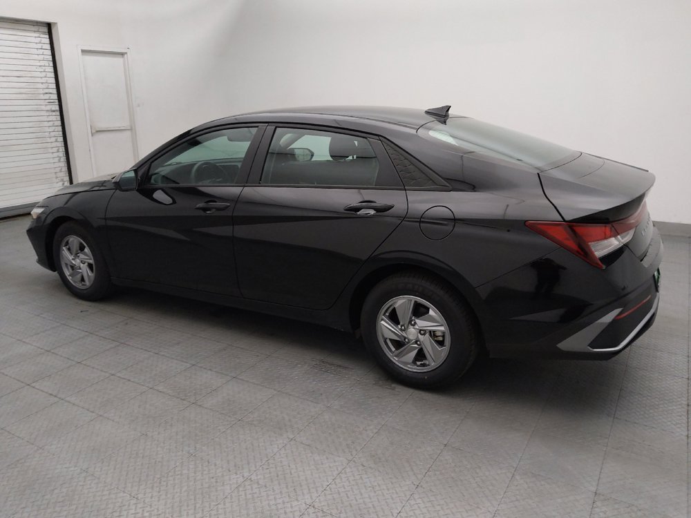 Used 2025 Hyundai Elantra SE FWD image 3