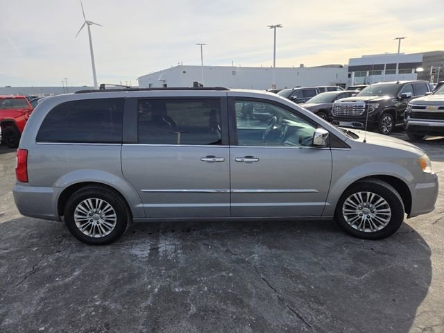 Used 2013 Chrysler Town & Country Touring-L w/ Driver Convenience Group image 18