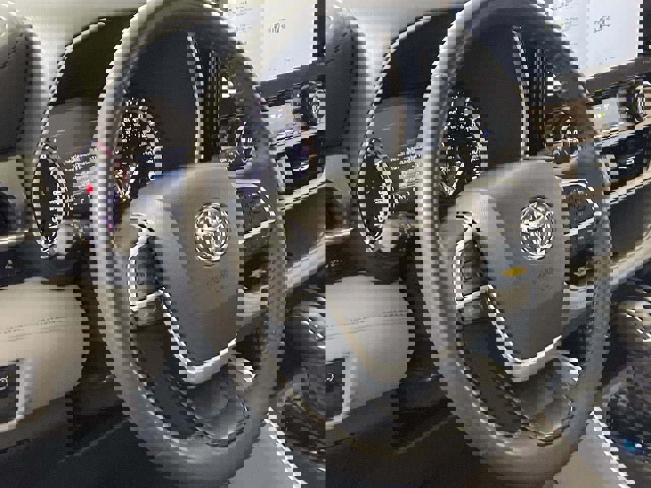 Used 2025 Toyota Highlander XLE image 13