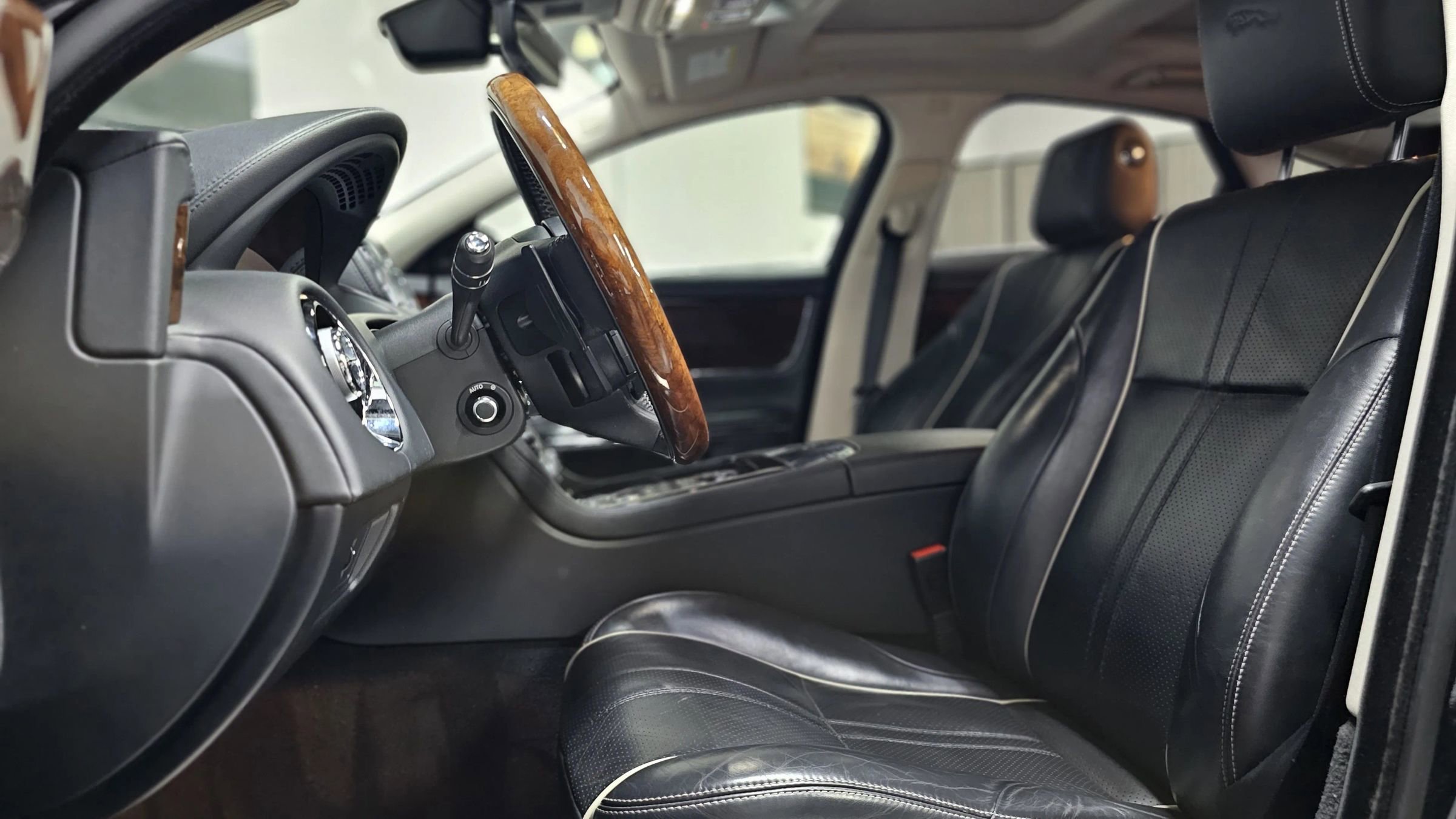 Used 2018 Jaguar XJ R-Sport RWD image 13