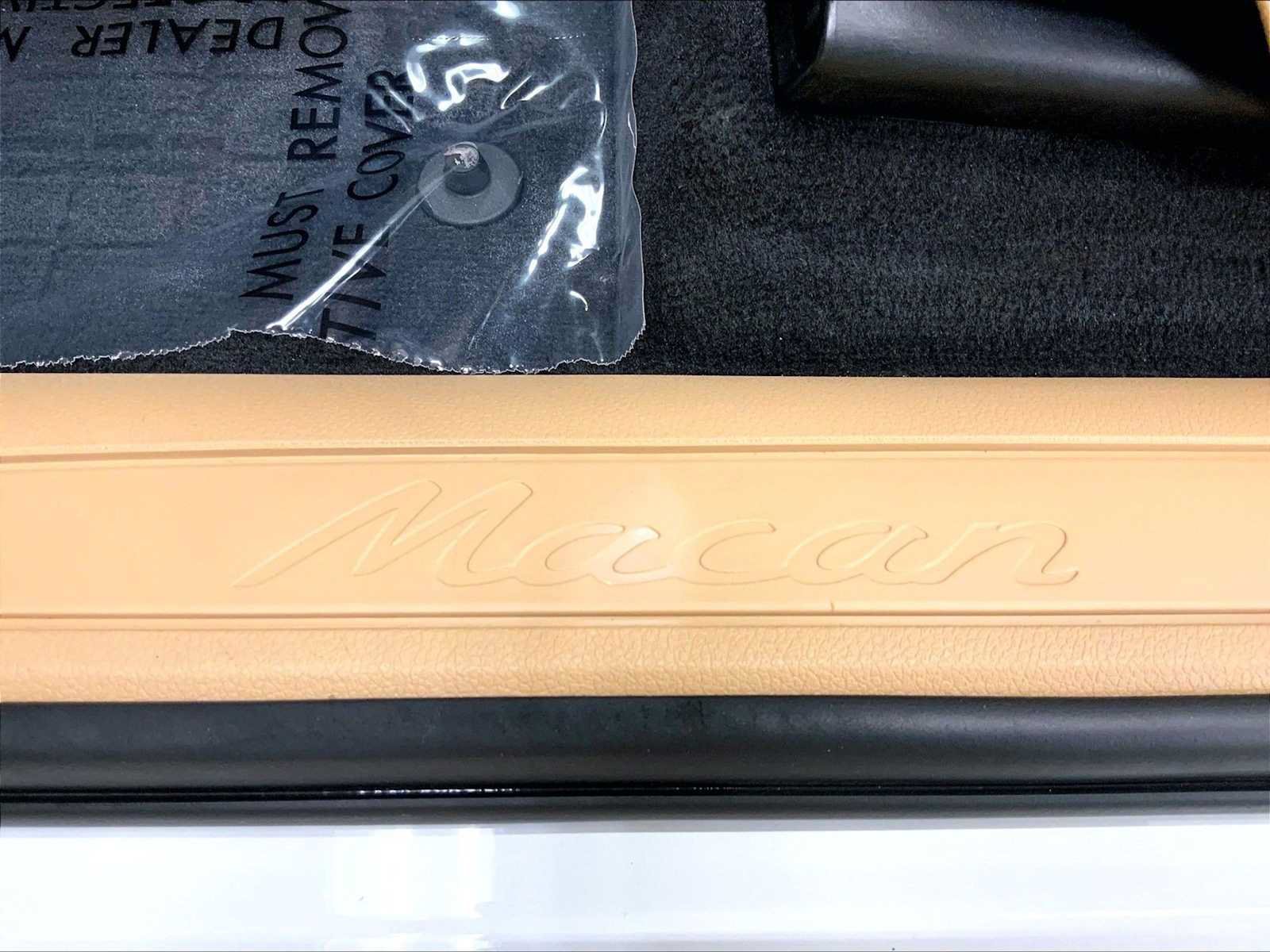 Certified 2018 Porsche Macan AWD/4WD image 19
