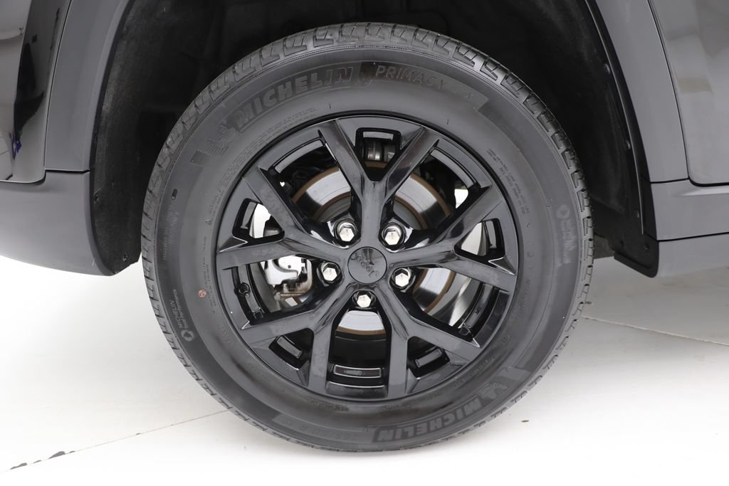 Used 2025 Jeep Grand Cherokee Altitude AWD/4WD image 9