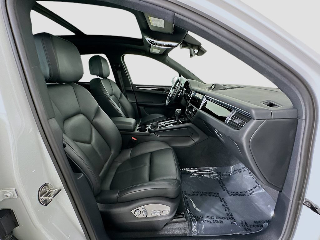 Certified 2022 Porsche Macan AWD/4WD image 31