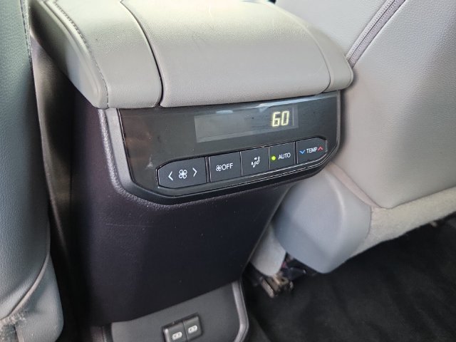 Used 2022 Toyota Highlander XLE FWD image 15