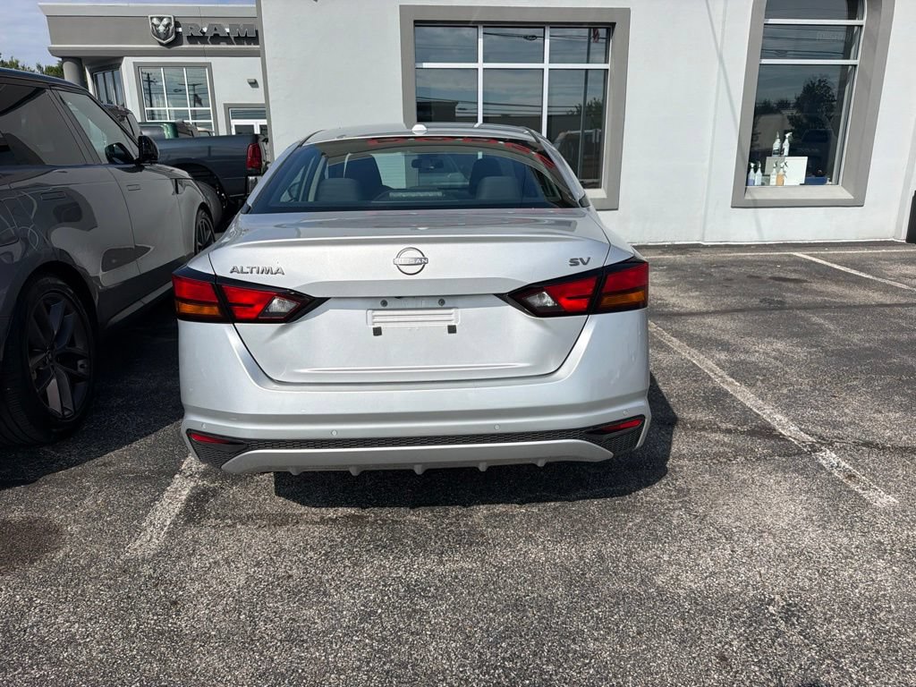 Used 2024 Nissan Altima 2.5 SV FWD image 5