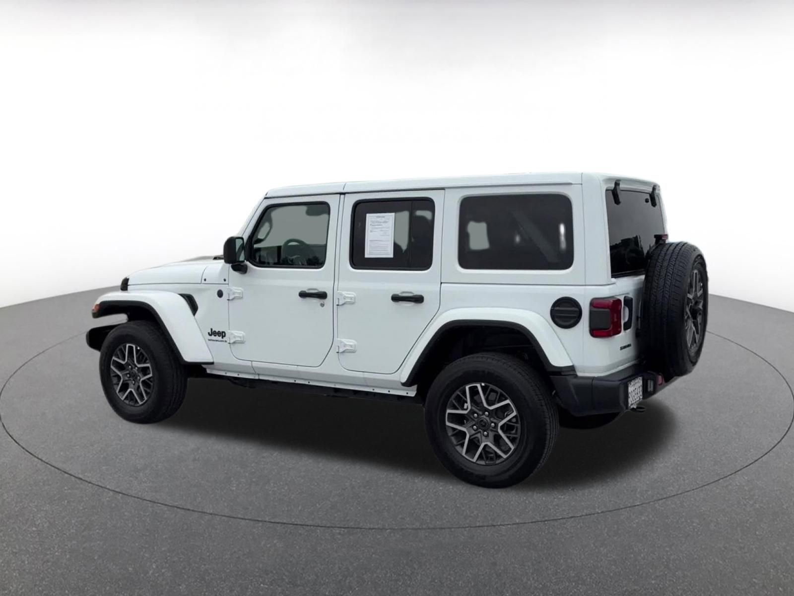 Used 2025 Jeep Wrangler Sahara image 10