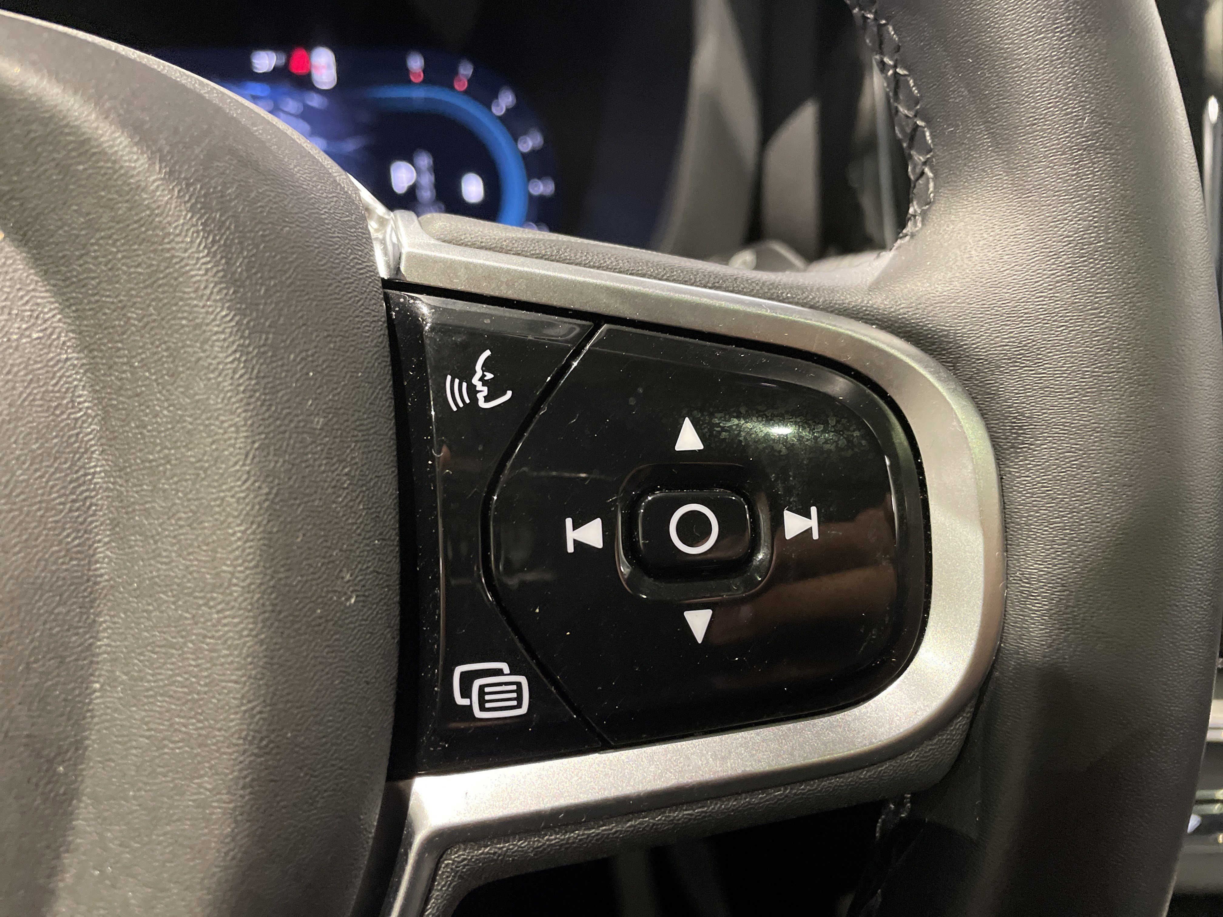 Used 2025 Volvo XC60 B5 Plus image 21