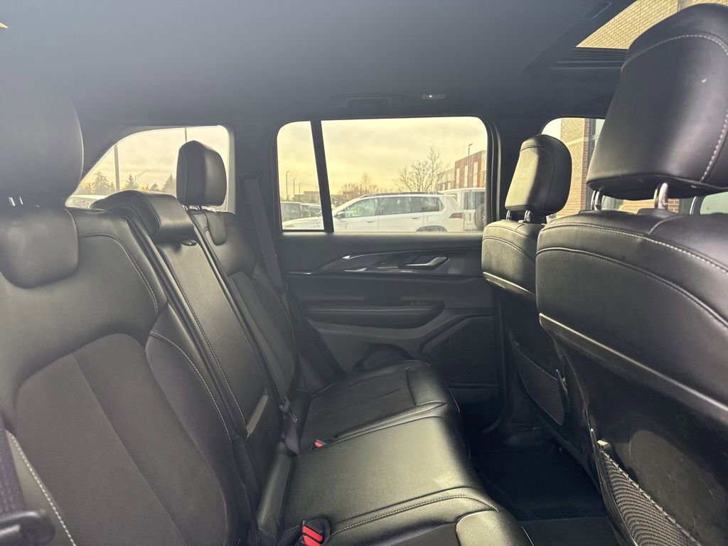 Used 2023 Jeep Grand Cherokee Altitude image 9