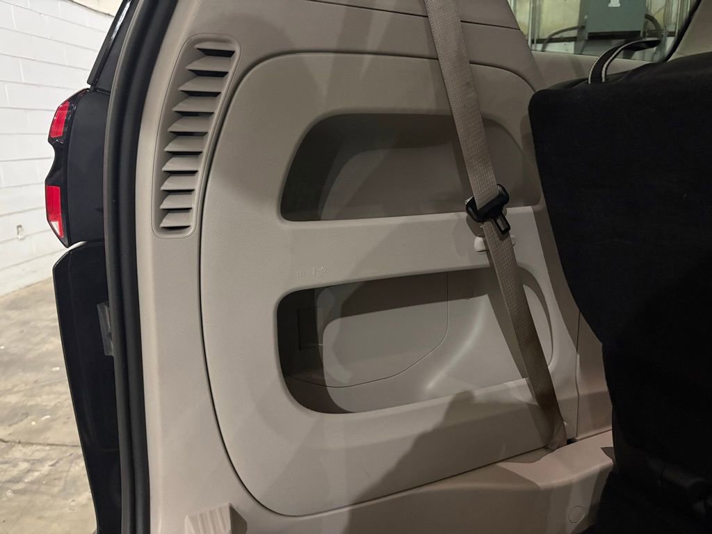 Used 2023 Chrysler Pacifica Touring-L image 11