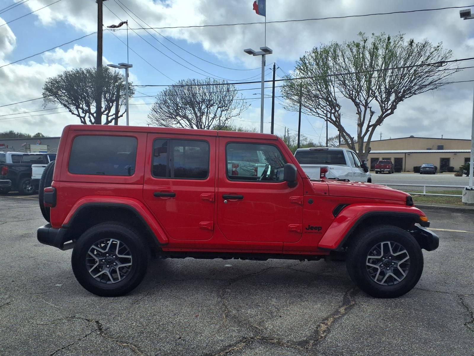 Used 2025 Jeep Wrangler Sahara image 21