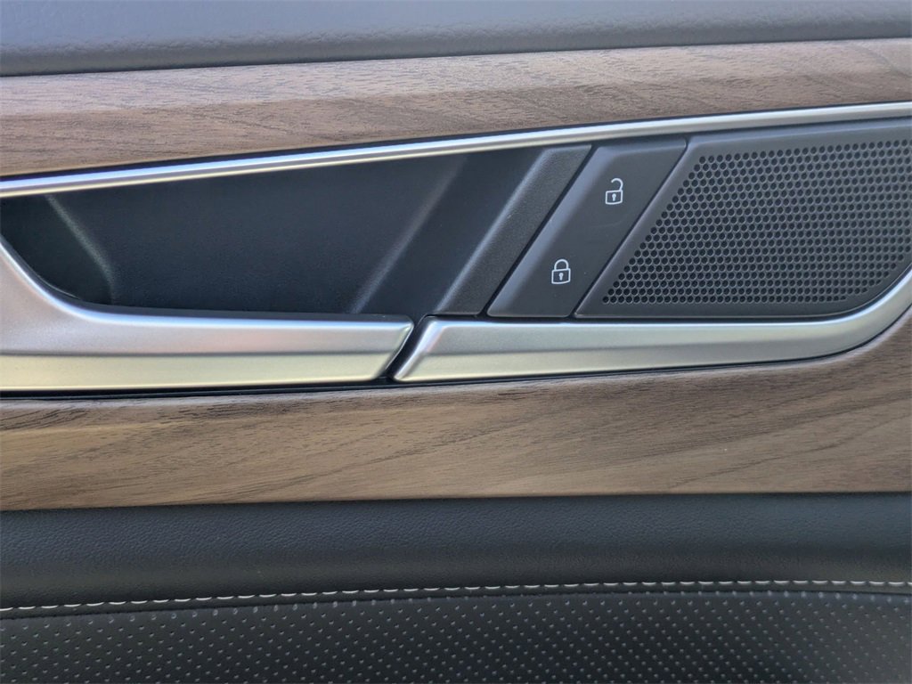 Used 2024 Volkswagen Atlas SE image 11