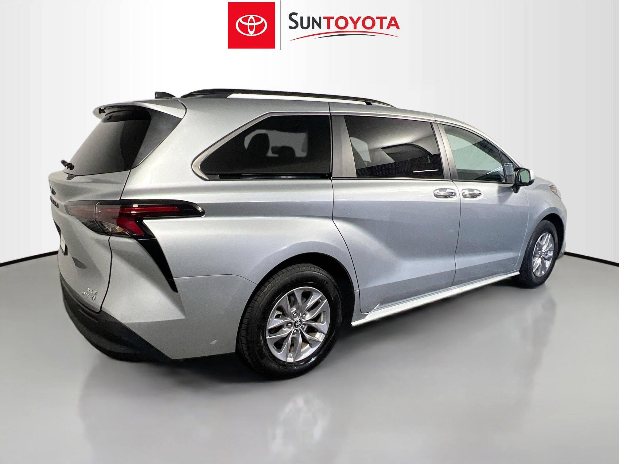 Used 2024 Toyota Sienna XLE FWD image 4