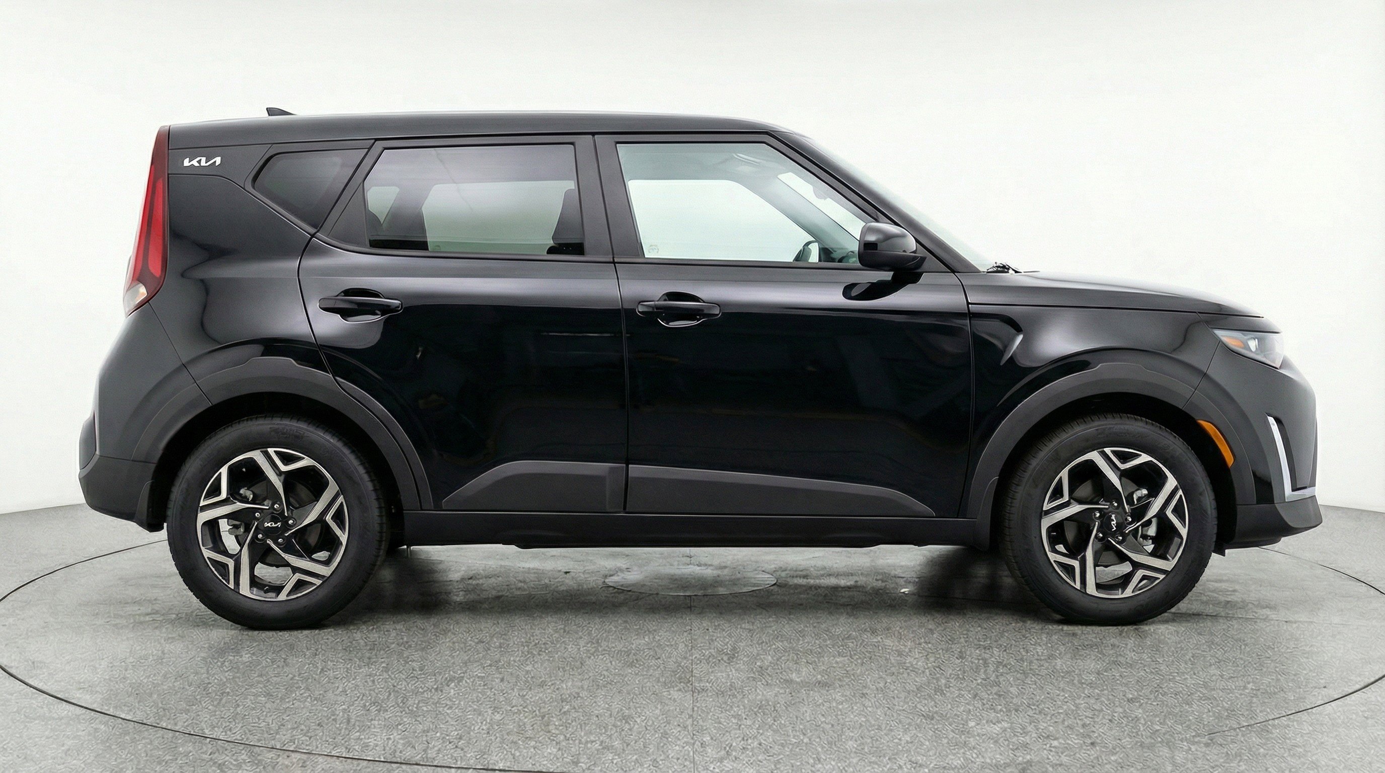 Used 2025 Kia Soul LX w/ LX Technology Package FWD image 11
