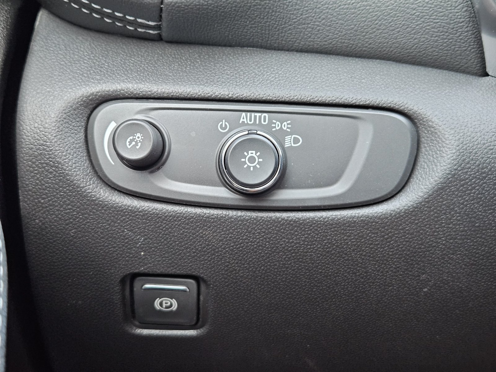 New 2027 Chevrolet Equinox LT w/ Convenience Package II FWD image 23